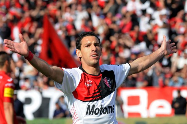 Único líder: Newells venció a Argentinos y recuperó la punta