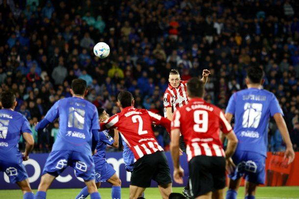 Estudiantes pisó fuerte en Chile y goleó 3-0 a Universidad por la Copa Libertadores
