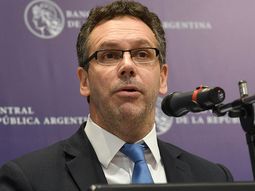Tras la asunción de Lacunza, el Central anunció que no usará reservas para contener al dólar