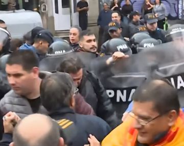 La Prefectura Naval reprimió a colectiveros en Puente Pueyrredón