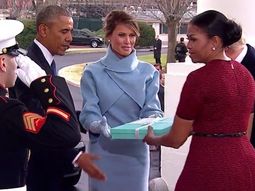 Melania le entregó un obsequio a Michelle Melania le entregó un obsequio a Michelle