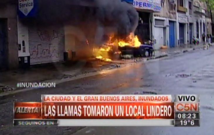 Se incendió un auto en Villa Urquiza luego de la fuerte lluvia