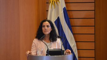 La titular del Ministerio de Economía y Finanzas, Azucena Arbeleche, defendió la situación fiscal uruguaya de las críticas del Frente Amplio. La titular del Ministerio de Economía y Finanzas, Azucena Arbeleche, defendió la situación fiscal uruguaya de las críticas del Frente Amplio.