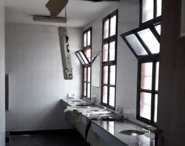 Cada vez que llueve se suspenden las clases: el drama de una escuela de Bernal