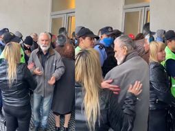 Un abuelo indignado reclama en la puerta del Banco Chubut de Comodoro Rivadavia