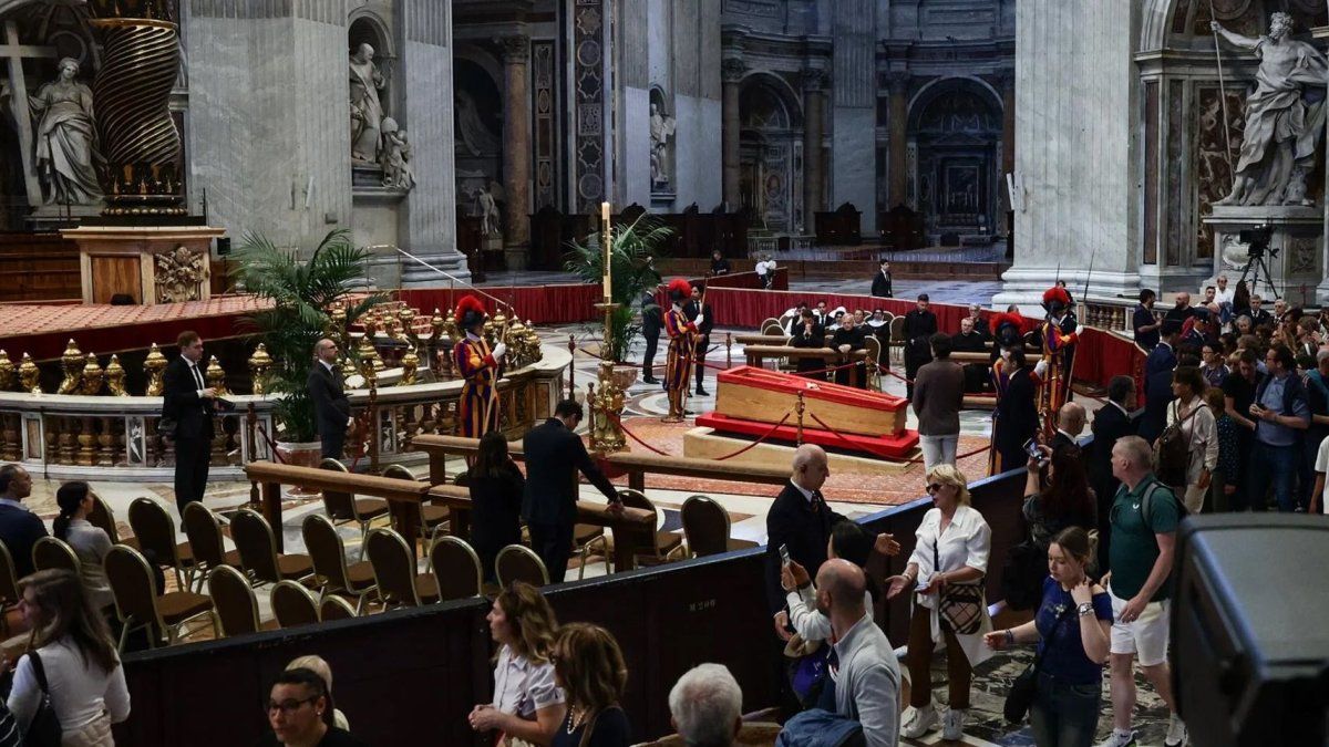 Más de 100.000 personas ya despidieron a Francisco Más de 100.000 personas ya despidieron a Francisco