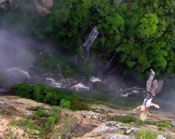 Impresionante: hacen bungee jumping en unas cataratas