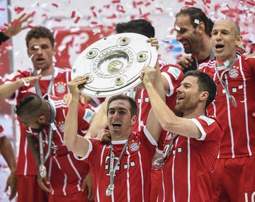 El festejo de Lahm y Xabi Alonso tras otra Bundesliga