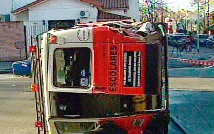 Un herido al chocar y volcar una combi escolar en Monte Castro