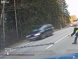 La maniobra de un policía para detener un auto
