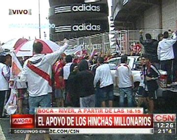 Banderazo bajo la lluvia en River en la previa al partido
