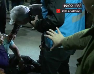 Violenta represión frente a la embajada de Venezuela: incidentes y dos heridos