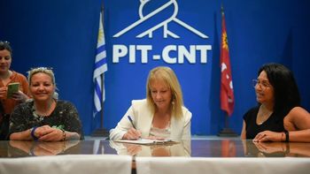 Carolina Cosse es el centro de las críticas por su postura respecto del plebiscito del PIT-CNT en medio de la campaña electoral en Uruguay. Carolina Cosse es el centro de las críticas por su postura respecto del plebiscito del PIT-CNT en medio de la campaña electoral en Uruguay.