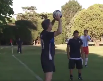 ¿Qué hizo? El increíble lateral de Macri en un partido de fútbol