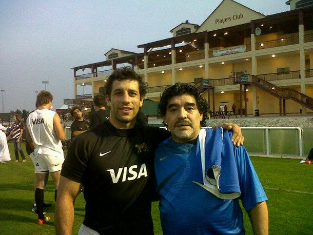 Bruzzone y su emoción posando junto al más grande. Fuente: @NicolasBruzzone