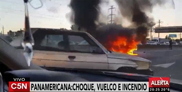 VIDEO Espectacular choque, vuelco e incendio en Panamericana: un herido grave
