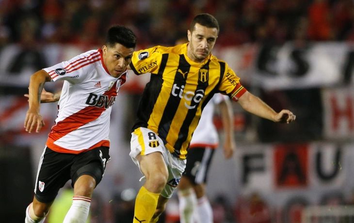 Marcelo Palau peleando con Enzo Pérez quien puede ser su futuro compañero