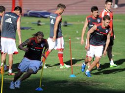ramon diaz y un equipo repleto de pibes para visitar al lider ramon diaz y un equipo repleto de pibes para visitar al lider