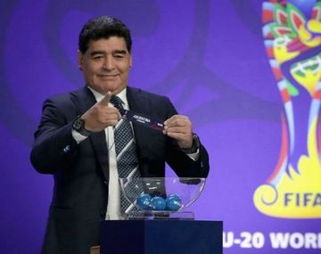 Diego Armando Maradona en el sorteo del Mundial Sub 20