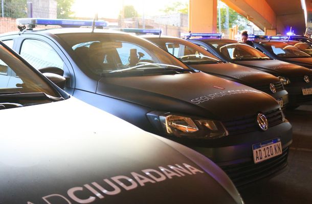 Cien móviles patrullan las calles de Lanús para garantizar el aislamiento social