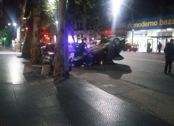 Otro accidente en Santa Fe y Anchorena: ahora chocó y volcó un auto