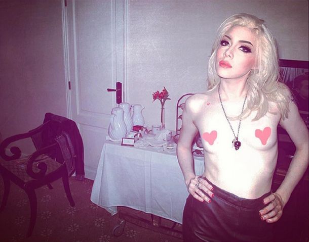 Militta Bora hizo topless en Instagram.