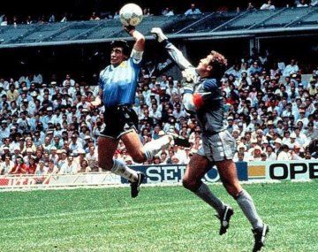 A cuánto subastan la camiseta que Maradona usó en el Argentina-Inglaterra de México 86