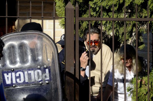 Discutieron y le incendió el camión: así trasladaron al vecino loco