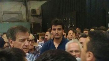 Raúl Gámez increpado por hinchas de Vélez en el playón del Amalfitani Raúl Gámez increpado por hinchas de Vélez en el playón del Amalfitani