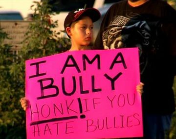 Padre obliga a su hijo a admitir en público que hizo bullying