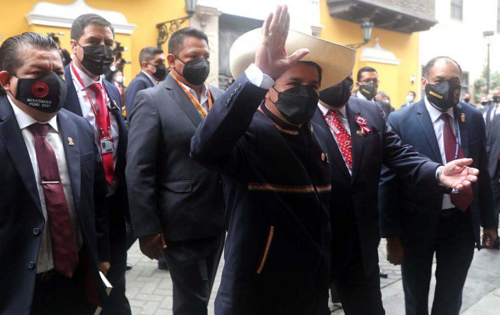 Castillo asumió la Presidencia de Perú y prometió un país más próspero y más justo
