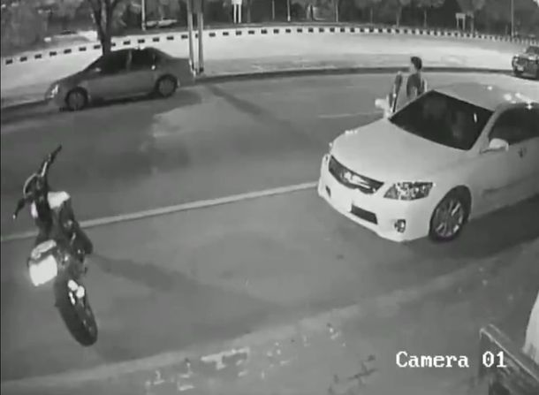 Se bajó sin mirar por el espejo y una moto lo atropelló