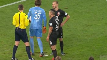 nunca visto: mira lo que hizo un arquero para que el rival falle un penal nunca visto: mira lo que hizo un arquero para que el rival falle un penal