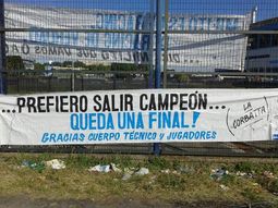hinchas de racing le agradecen a cocca con un cartel hinchas de racing le agradecen a cocca con un cartel