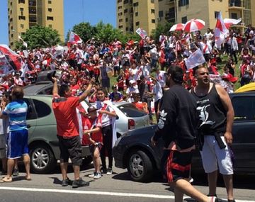 Furor por River: los hinchas coparon la autopista para despedir al equipo