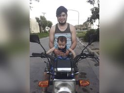 Viajaba en su moto por la autopista de Pilar y murió: buscan testigos del accidente
