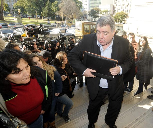 Tras la fuga, custodian a familiares de las víctimas del triple crimen