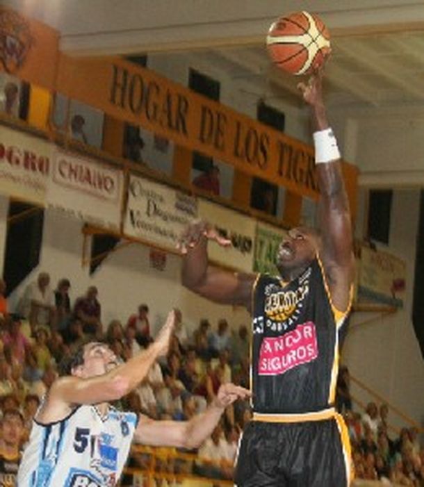 RobertBattle_Libertad de Sunchales_LNB