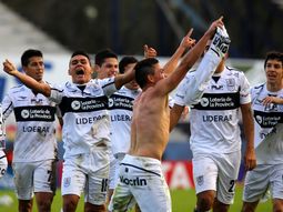 arde el bosque: gimnasia logro una remontada epica y se ilusiona