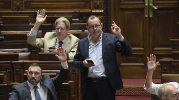 Cabildo Abierto busca votar el aumento a los sueldos más bajo de los militares en la Cámara de Diputados. Cabildo Abierto busca votar el aumento a los sueldos más bajo de los militares en la Cámara de Diputados.