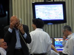 la bolsa portena bajo otros 2,6% arrastrada por la caida del crudo la bolsa portena bajo otros 2,6% arrastrada por la caida del crudo