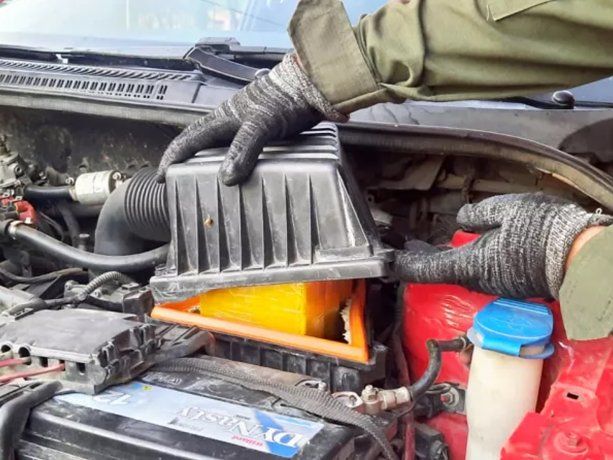 Encontraron cocaína escondida en el filtro de aire de un auto