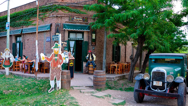 El pueblo rural con pulperías de la época y de cultura agrícola y ganadera