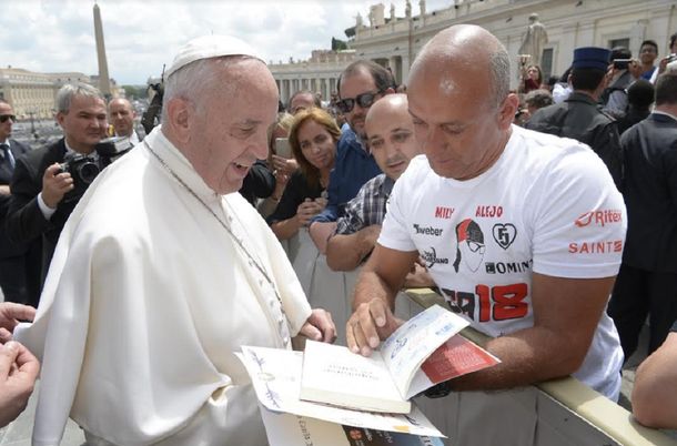 El momento del esperado encuentro del atleta con el Papa