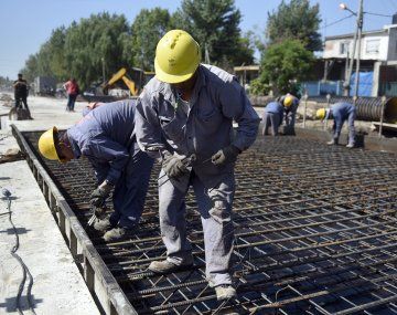 Alberto recorre el entubamiento de un arroyo en Florencio Varela