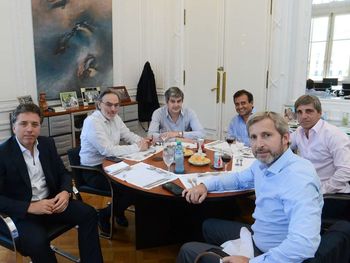 De izquierda a derecha Dujovne, Lopetegui, Peña, Quintana, Caputo y Frigerio 