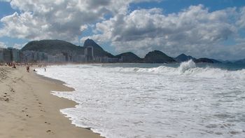 una ola gigante arrastro a varias personas en copacabana: hubo mas de 500 rescates una ola gigante arrastro a varias personas en copacabana: hubo mas de 500 rescates