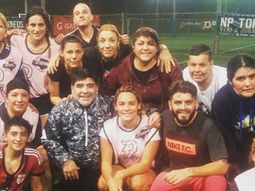 hay equipo: la foto del picadito que maradona jugo con diego jr. hay equipo: la foto del picadito que maradona jugo con diego jr.