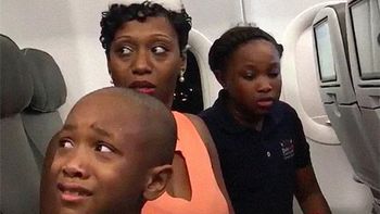 Echaron a una familia de un avión por una torta de cumpleaños Echaron a una familia de un avión por una torta de cumpleaños