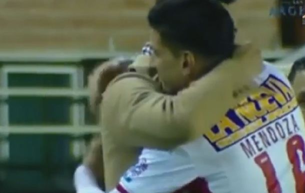 El jugador de Huracán Diego Mendoza volvió a jugar tras el accidente y emocionó a todos